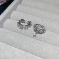 Dettaglio di orecchini a clip in argento con zirconi su vassoio di velluto grigio - 3# Set Incastonatura Pavé e Pendente Traforato (2 Pezzi)