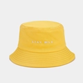 Détail de la broderie Stay Wild sur bob en coton jaune avec coutures renforcées - M (56-58cm) / Jaune