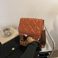 Borsa a tracolla marrone in PU trapuntato con dettagli dorati e tracolla con lettere - Marrone Scuro