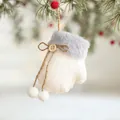 Ciondolo guanto di Natale in maglia bianca con bordo in pelliccia e bottone in legno - Muffole lavorate a maglia