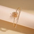 Detalle de brazalete dorado de doble capa con flor de circón y cristaux pavé - Brazalete-Dorado