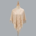 Dettaglio di uno scialle in pizzo beige con motivi floreali all'uncinetto e frange fini - 180cm / Beige