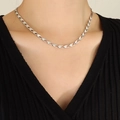 Collana a catena geometrica argento in acciaio inossidabile indossata sul collo - Collana Argento