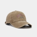 Dettaglio del ricamo Brooklyn 1898 sul cappello da baseball in twill lavato vintage - Cachi