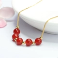 Elegante collana a catena veneziana dorata con perle di agata rossa su ciotola bianca - Circa 6mm / Collana Sorriso in Agata Rossa (MN4051901)
