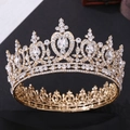 Luxuriöse Brautkrone aus Goldmetall mit herzförmigen Kristallen auf dunklem Stoff - KC Gold mit weißen Strasssteinen