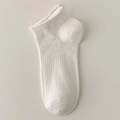 Minimalistische witte katoenen enkelsokken met verticale ribbels en rolzoom detail - Eén maat / Wit