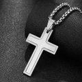 Makroaufnahme von Silber-Edelstahl-Kreuzanhänger mit gebürstetem Metall und Box-Kette - Boxkette / Stahlfarbe