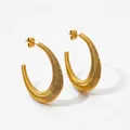 Boucles d'oreilles dorées en forme de C avec design torsadé et texture métallique - Style en Forme de C à Filetage Fin Doré (KDE2176)