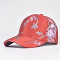 Gros plan sur une casquette en jacquard rouge avec broderies florales sophistiquées - Réglable / Tissu Jacquard Rouge (02)