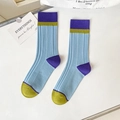 Chaussettes de luxe bleu moderne avec bords côtes contrastés violets et verts - 36-44 / Rayé Double-aiguille Bleu Clair