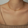Minimale vergulde titanium stalen ketting met een witte schelpsteen hanger voor dames - Paperclip Ketting / Goud