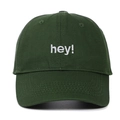 Détail d'une casquette en coton vert foncé avec broderie blanche 'hey!' sur le devant - Réglable / Vert Armée