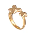 Detail van de vergulde roestvrijstalen verstelbare open ring met dubbele vlinder - Vlinder + Ster