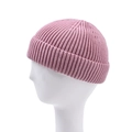 Primo piano di un berretto docker in maglia a coste rosa su una testa di manichino bianca. - Taglia unica / Rosa