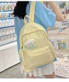 Detalle de mochila de lona amarilla con un tierno colgante de osito blanco y flores - Sin colgante / Amarillo