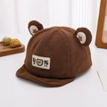 Detalle de gorra de béisbol para bebé en pana marrón con orejas de oso y visera suave - 48-50cm (8 meses - 2 años) / café