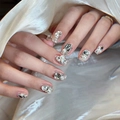 Dettaglio di unghie finte glitter argento con lussuose decorazioni di cristalli e perle - Perlato e Lucido (BY1364) / 30 Pezzi/Confezione (Tipo di Colla per Fototerapia)