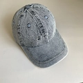 Détail de la casquette en jean délavé avec coutures en zigzag et broderie discrète - M (56-58cm) / Bleu Denim