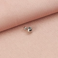 Makroaufnahme der silbernen Edelstahl-Schiebeperle mit Silikon für DIY-Schmuckdesign - 4*0.4mm / Stahlfarbe Mit Schlaufe