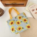 Dettaglio della borsa azzurra con stampa a girasole e chiusura con bottone a pressione - Girasole Blu Chiaro (Stile Bottone in Rame)