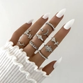 Dettaglio del set di anelli d'argento con motivi di luna e stelle sulla mano nuda - Set Anelli Corona Luna Stella con Strass Scintillanti / Argento