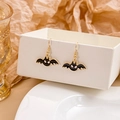 Halloween Fledermaus Ohrringe mit schwarzem Öltropfen-Finish auf Display - Fledermaus