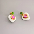 Orecchini a cuore placcati oro con resina bianca e pietre preziose rosa incastonate - Pendente a cuore bianco
