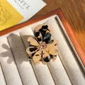 Pince à cheveux en acétate écaille de tortue avec strass dorés au centre de la fleur - 3.8CM / Écaille Beige