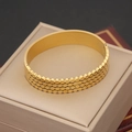 Dettaglio ravvicinato di un bracciale dorato con texture a tripla onda su portagioie - Stile Texturizzato a Tripla Fila di Onde (5#)