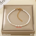 Elegantes weißes Glasperlenarmband mit goldenen Trennperlen und verstellbarem Verschluss - 3mm (KB207028-Z) / Gold