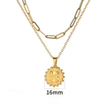 Dettaglio di una collana dorata a due strati con pendente moneta da 16mm e catena paperclip - Collana a Doppio Strato Graffetta Moneta Freccia