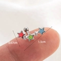 Dettaglio macro di piercing per cartilagine a stella colorata con misure 1,5cm x 0,67cm - Stile Argento con Tripla Stella Rosso Verde Blu (2# Argento)