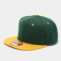 Dettaglio del cappellino snapback verde e giallo con visiera piatta e adesivo tondo - Regolabile / Verde + Tesa Gialla