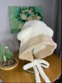 Berretto in maglia color crema e marrone chiaro con orecchie da orso e lacci - Bianco sporco e mica