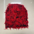 Detaillierte Nahaufnahme der rot-schwarzen Strickmütze mit ausgefranster Textur auf Fliesen - 9# Schwarz mit rotem Faden