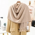 Sciarpa spessa in cashmere beige con nappe su una gruccia sopra un cappotto arancio - 300 G Di Tuorlo D'agnello E Fiocchi D'avena / 200*70cm