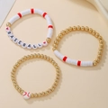Détails macro de perles dorées et ensemble de bracelets baseball en argile avec lettres - Thème Baseball - Rouge/Blanc/Or