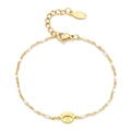 Detail eines goldenen Evil-Eye-Armbands mit weißen Emaille-Perlen und verstellbarem Verschluss - Weiß