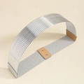 Detailopname van een zilveren metalen brede riem met grijs elastiek en bruine lederen snap - L / Zilver