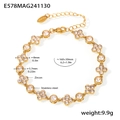 Detail eines 18K vergoldeten Edelstahl-Kleeblattarmbands mit Pavé-Zirkonia-Steinen - Gold