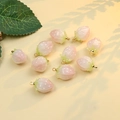 Vista macro di 10 ciondoli a fragola rosa con anelli dorati per gioielli fai da te - Forma di fragola / 11*19mm 1 Pezzo / Rosa