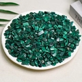 Chips de malaquita verde pulida para decoración del hogar y cristales en plato blanco - Estilo Malaquita / 7-9mm (100g)