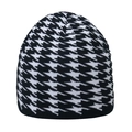 Dettaglio del berretto in maglia con motivo pied-de-poule e trama in bianco e nero - Houndstooth