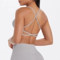 Détail du dos du soutien-gorge de yoga avec bretelles croisées en tissu gris chiné - S / Hauts / Gris Givré
