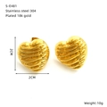 Détails des boucles d'oreilles cœur plaquées or 18k montrant la taille 2cm et le poids - Style de Cœur à Rayures Irrégulières (S-E481)