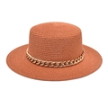 Détail d'un chapeau de paille terre cuite avec texture tressée et grosse chaîne dorée - Couleur caramel