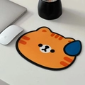 Detalle de alfombrilla de ratón de tigre con base de goma antideslizante en escritorio blanco - Estilo de Gato Naranja Sudoroso