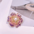 Spilla a fiore in smalto con sfumatura viola, perla centrale e zirconi brillanti - Viola