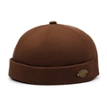 Bonnet docker marron foncé en coton avec écusson métallique rétro et bord replié - Café
